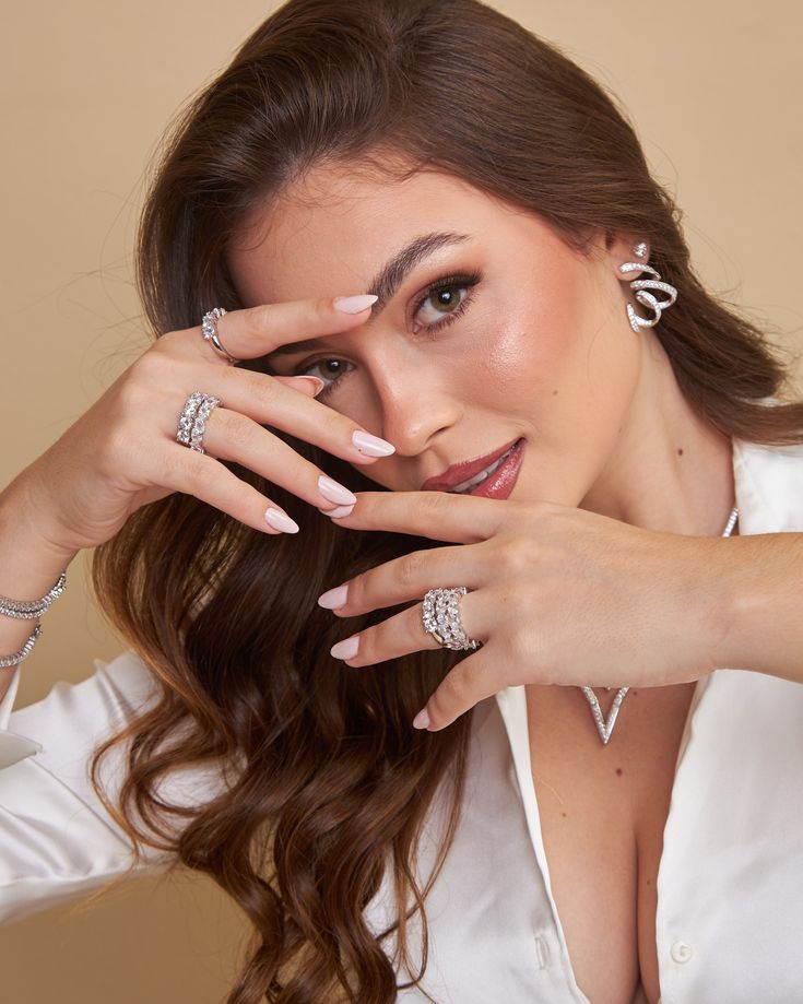 Detalhe de uma joia Saye sendo criada